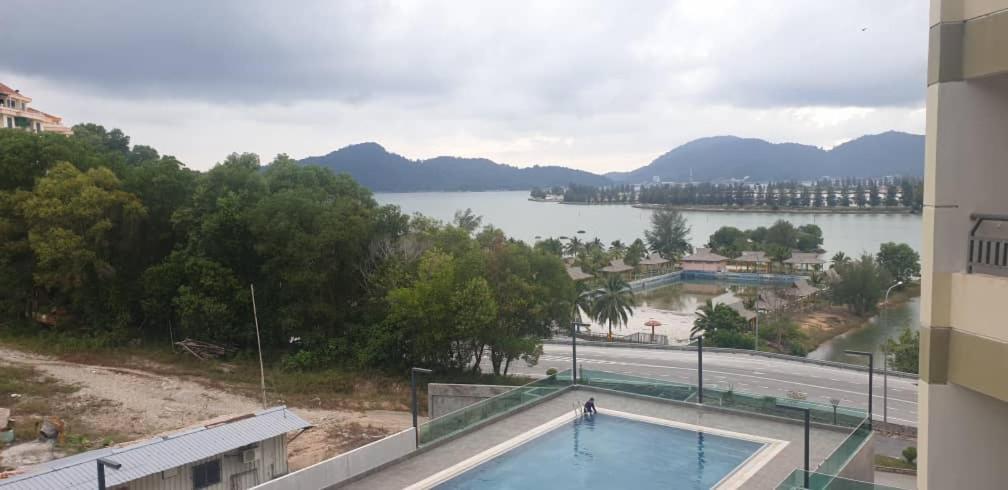 Marina Heights Hotel Residences Лумут Екстериор снимка