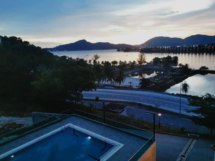 Marina Heights Hotel Residences Лумут Екстериор снимка