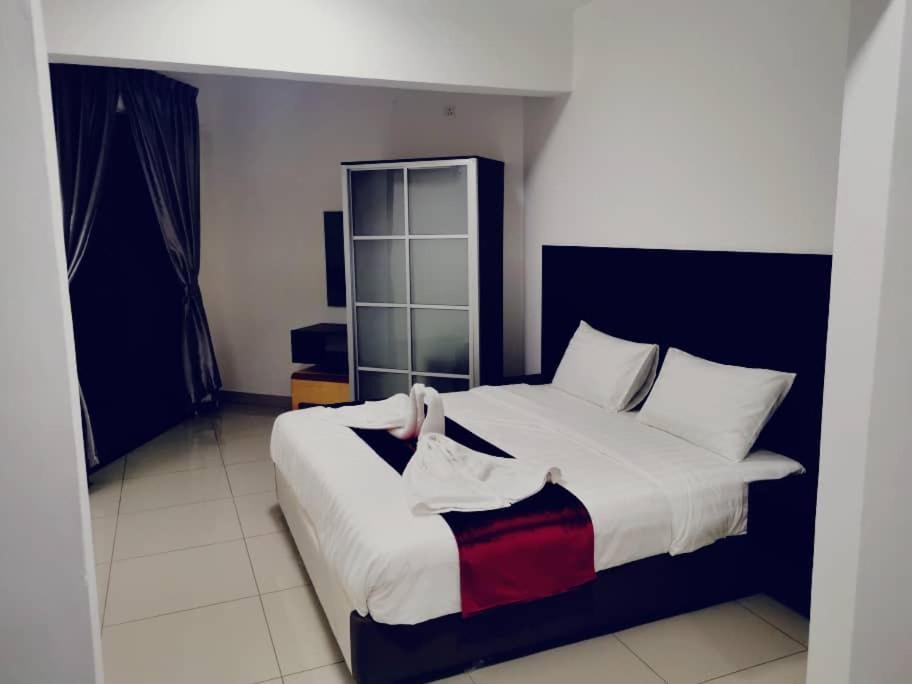 Marina Heights Hotel Residences Лумут Екстериор снимка