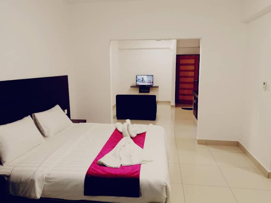 Marina Heights Hotel Residences Лумут Екстериор снимка