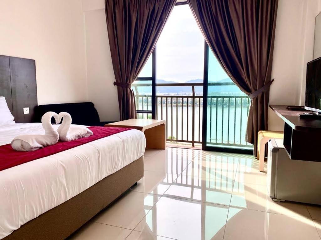 Marina Heights Hotel Residences Лумут Екстериор снимка