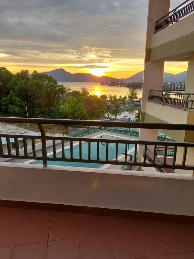 Marina Heights Hotel Residences Лумут Екстериор снимка